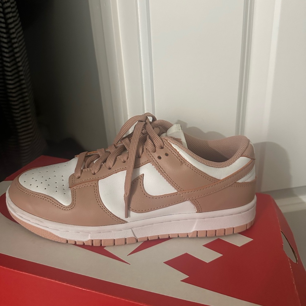 white and pink nike dunks